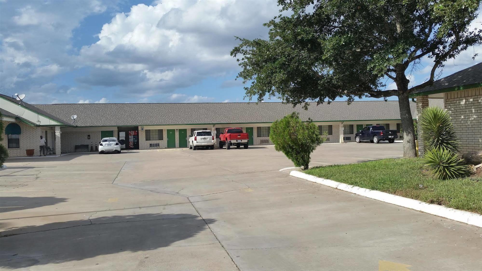 Garden Inn & Suites Hebbronville Bagian luar foto