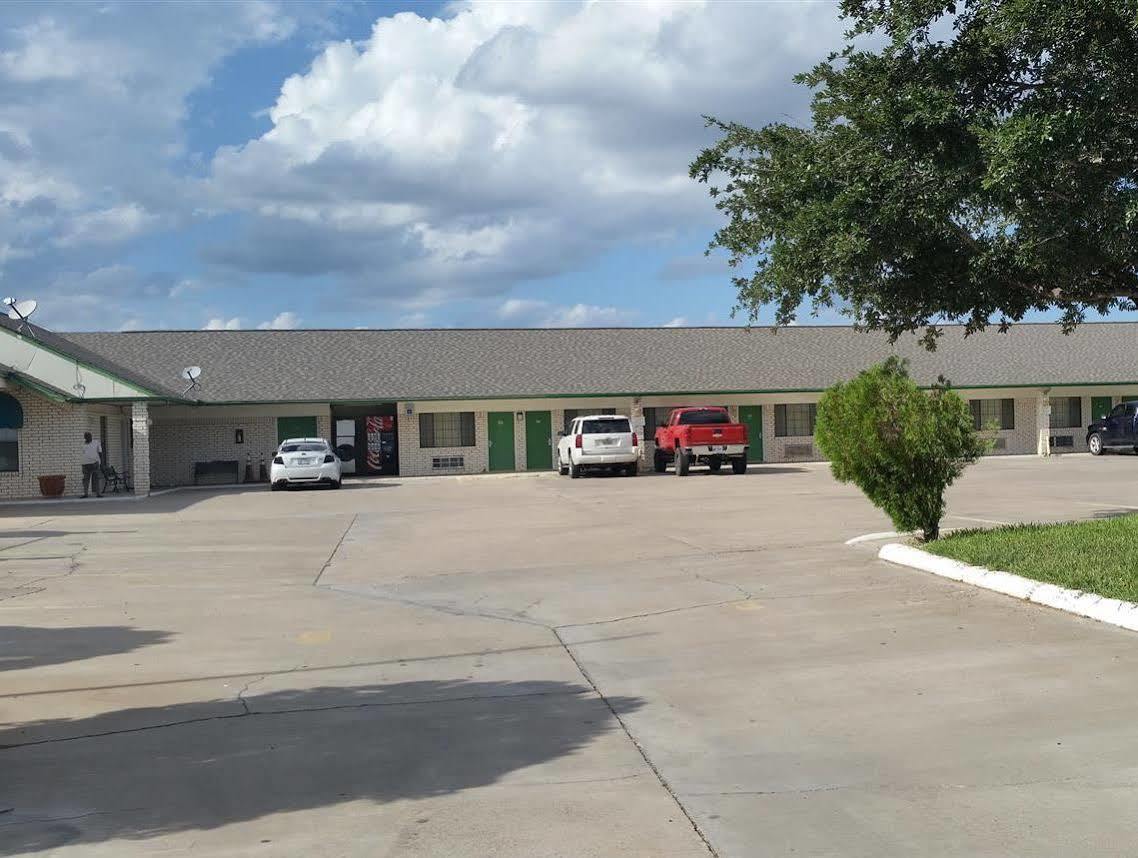 Garden Inn & Suites Hebbronville Bagian luar foto