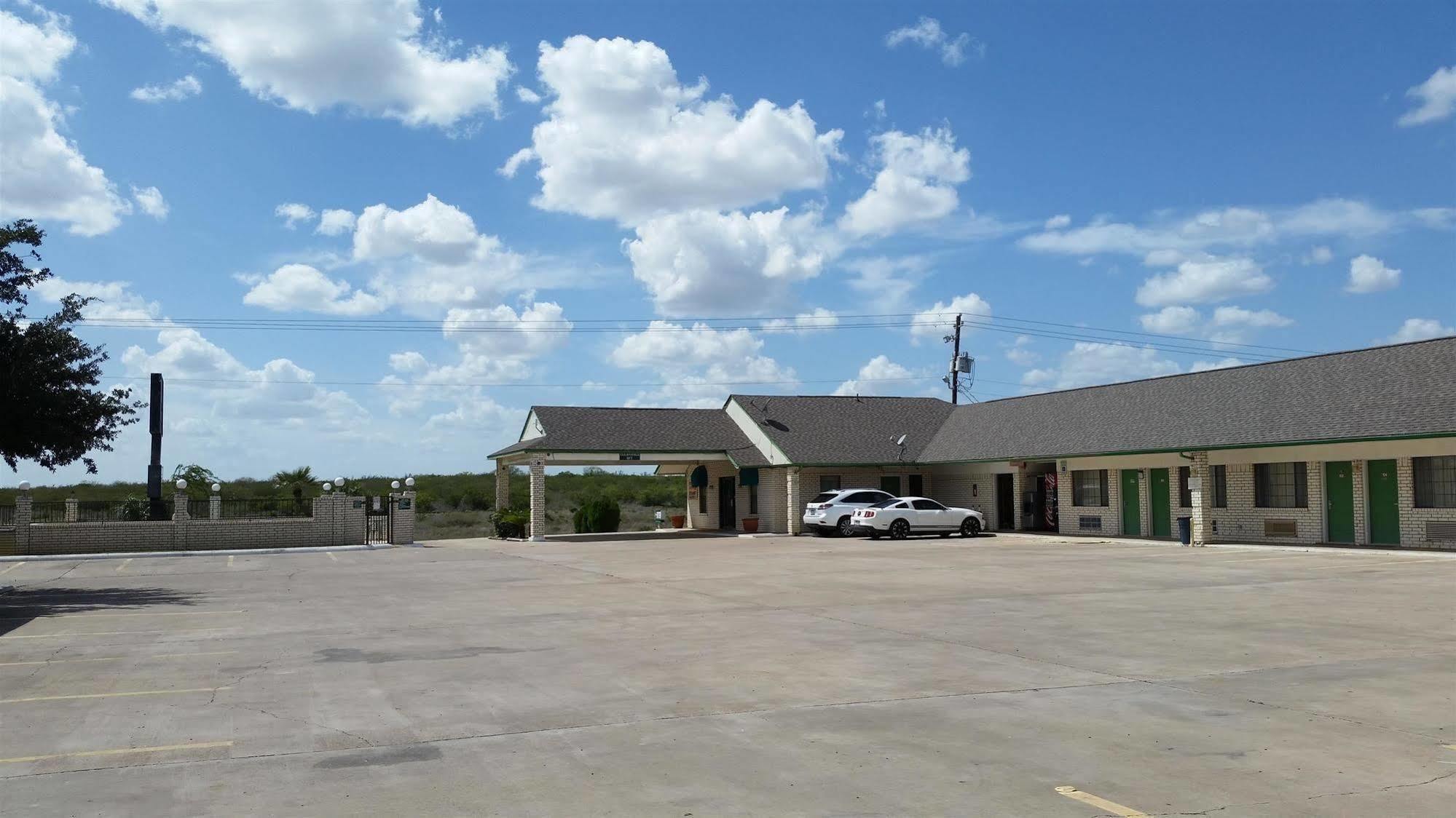 Garden Inn & Suites Hebbronville Bagian luar foto